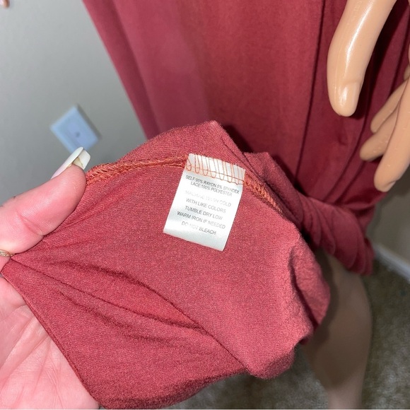 Just Found maxi dress in burgundy lace over shoulder flowy plus size 1X New - Picture 12 of 13